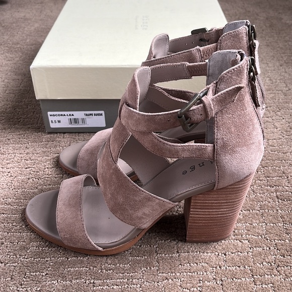 Hinge suede block heel sandals - Picture 2 of 4